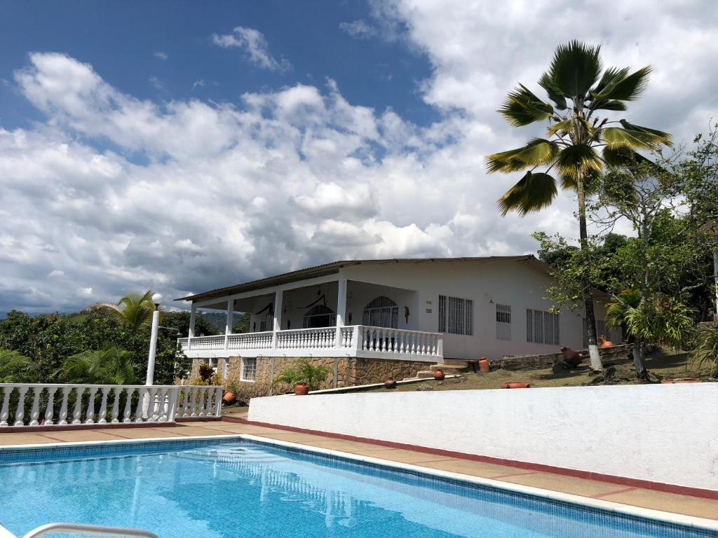 une villa avec une piscine et une maison dans l'établissement Casa de campo con hermosa vista, à Anapoima