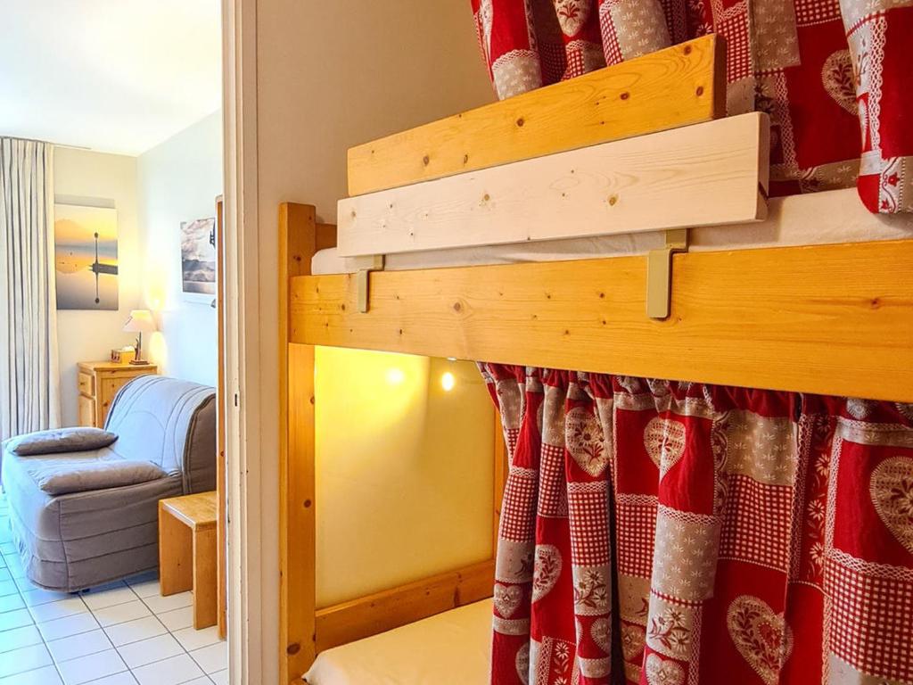 sypialnia z łóżkiem piętrowym w pokoju w obiekcie Studio rénové avec balcon sud, casier à ski, proche pistes et commerces - FR-1-425-156 w mieście Flaine