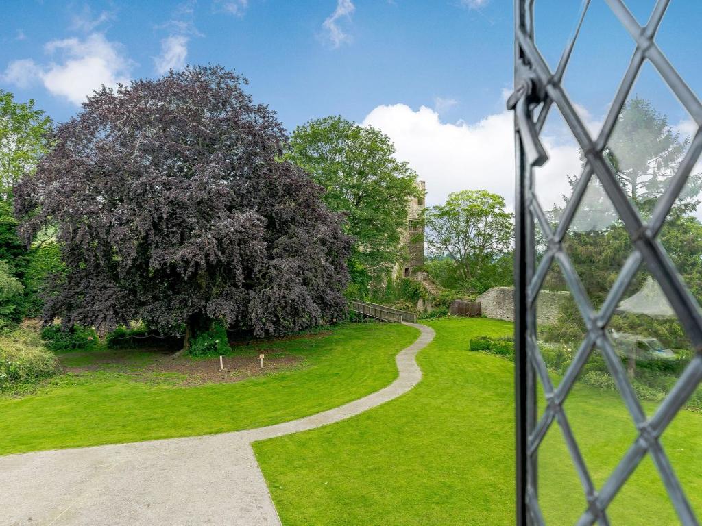 - une vue depuis la porte d'un jardin avec un arbre dans l'établissement Prince Arthur Catherine-ukc4032, à Ludlow