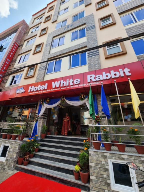 ein weißer Radici des Hotels mit einer Treppe davor in der Unterkunft Hotel White Rabbit in Kathmandu