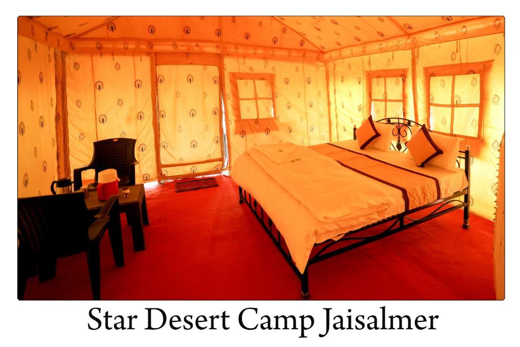 Postel nebo postele na pokoji v ubytování Star Desert Camp Jaisalmer
