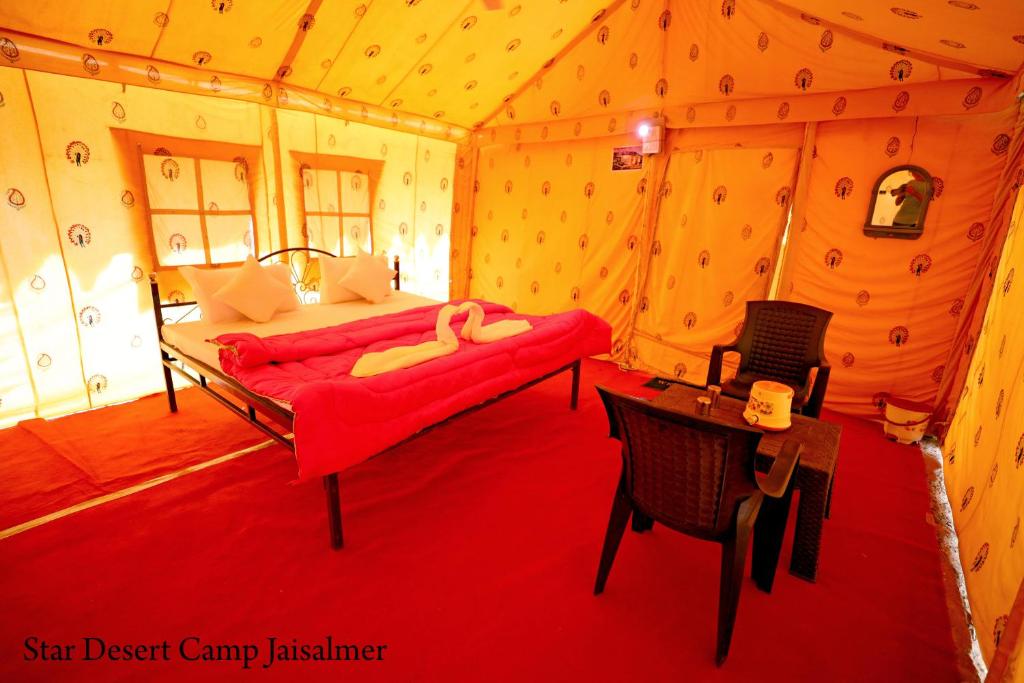 Postel nebo postele na pokoji v ubytování Star Desert Camp Jaisalmer