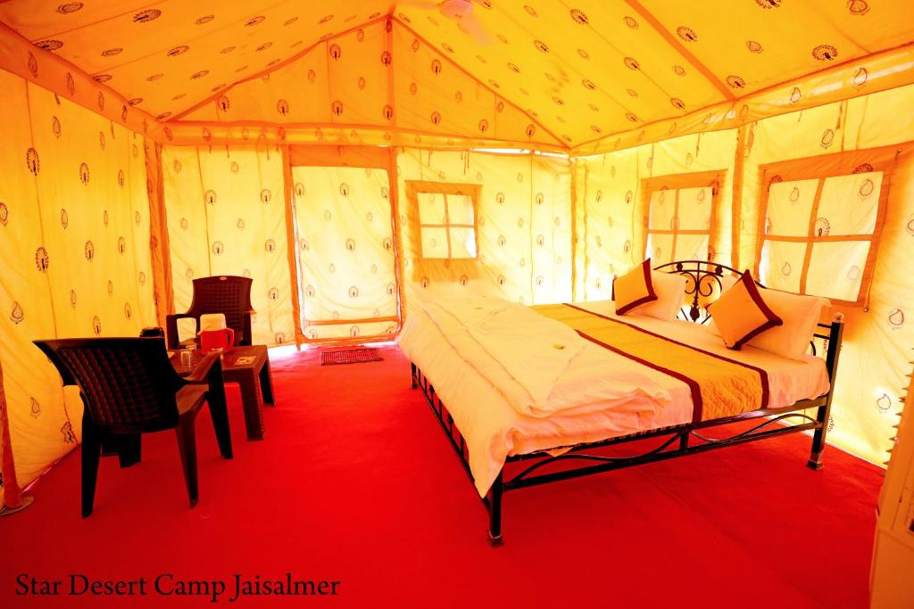 Postel nebo postele na pokoji v ubytování Star Desert Camp Jaisalmer
