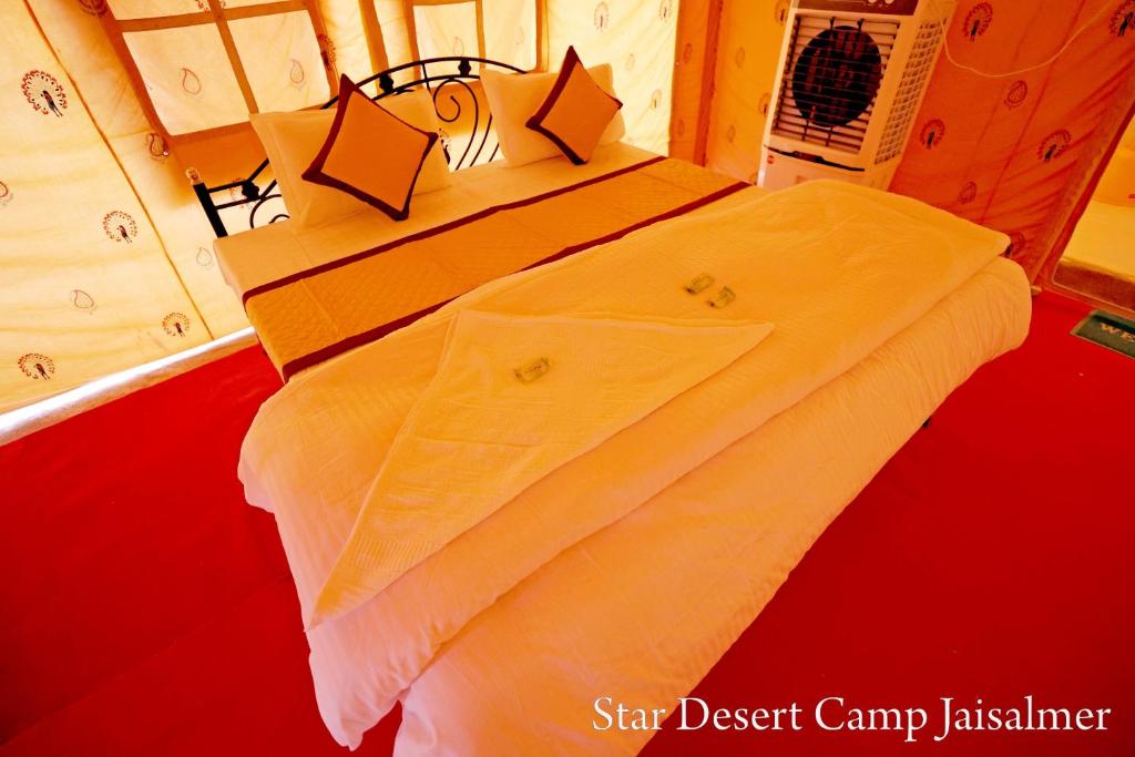 Postel nebo postele na pokoji v ubytování Star Desert Camp Jaisalmer
