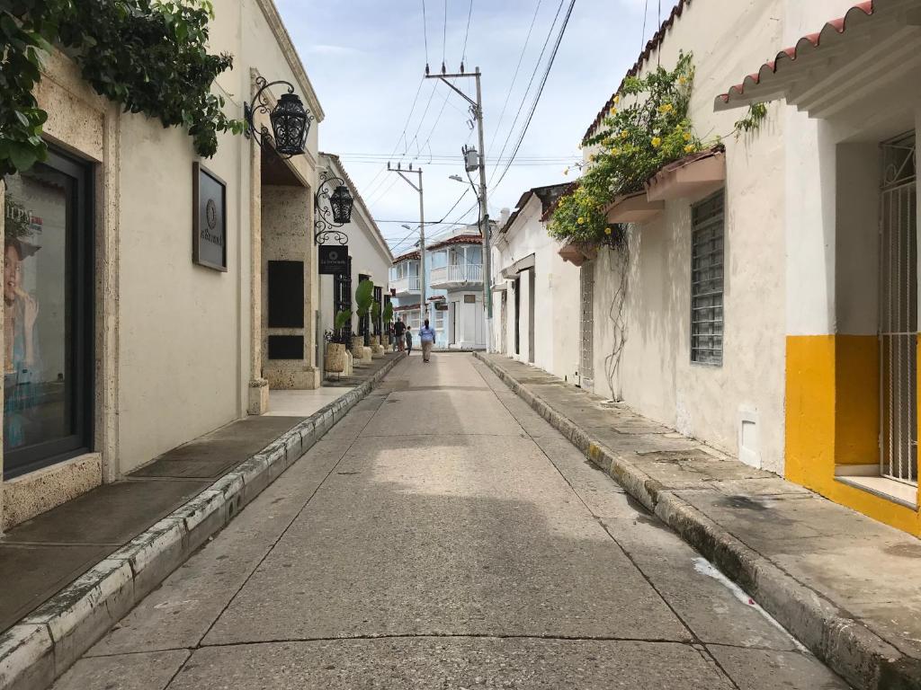 una calle vacía en un viejo pueblo con edificios en Casa 39-37 en Cartagena de Indias
