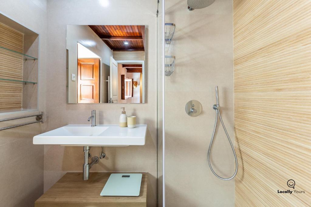 Uma casa de banho em Casa do Monte Locally Yours