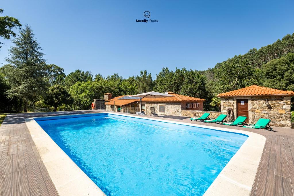 ein Bild eines Pools in einer Villa in der Unterkunft Casa do Monte Locally Yours in Caminha