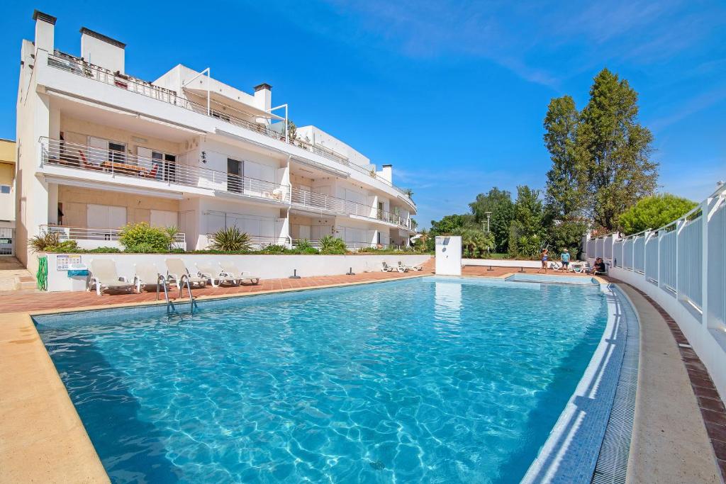 uma piscina em frente a um edifício em Santa Luzia Apartment Sl005 em Tavira