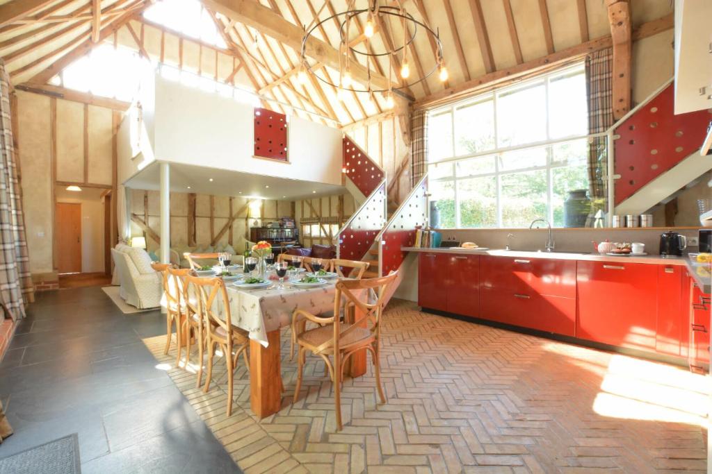 uma cozinha e sala de jantar com mesa e cadeiras em Yew Tree Farm Barn, Worlingworth em Worlingworth