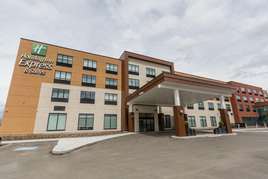 un edificio de hospital con gastos a la vista y sonrisas en Holiday Inn Express & Suites Edmonton N - St Albert, an IHG Hotel en St. Albert