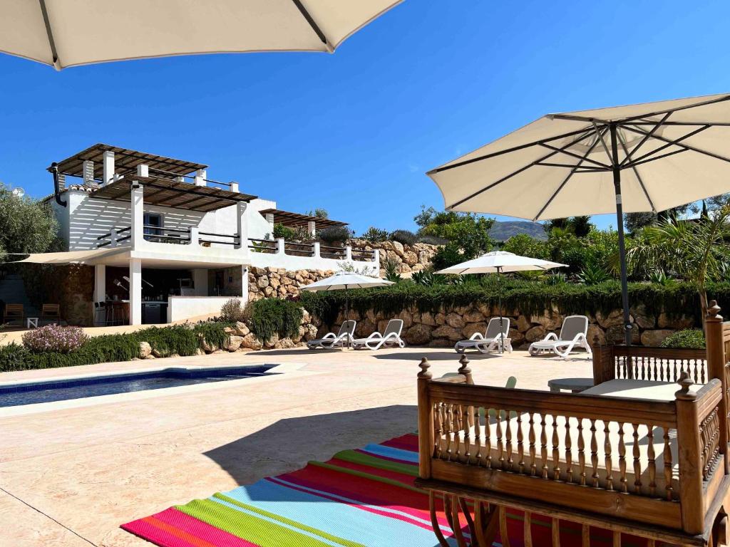 Bazén v ubytování Finca Zayas Casa Rural & Guest Suites nebo v jeho okolí