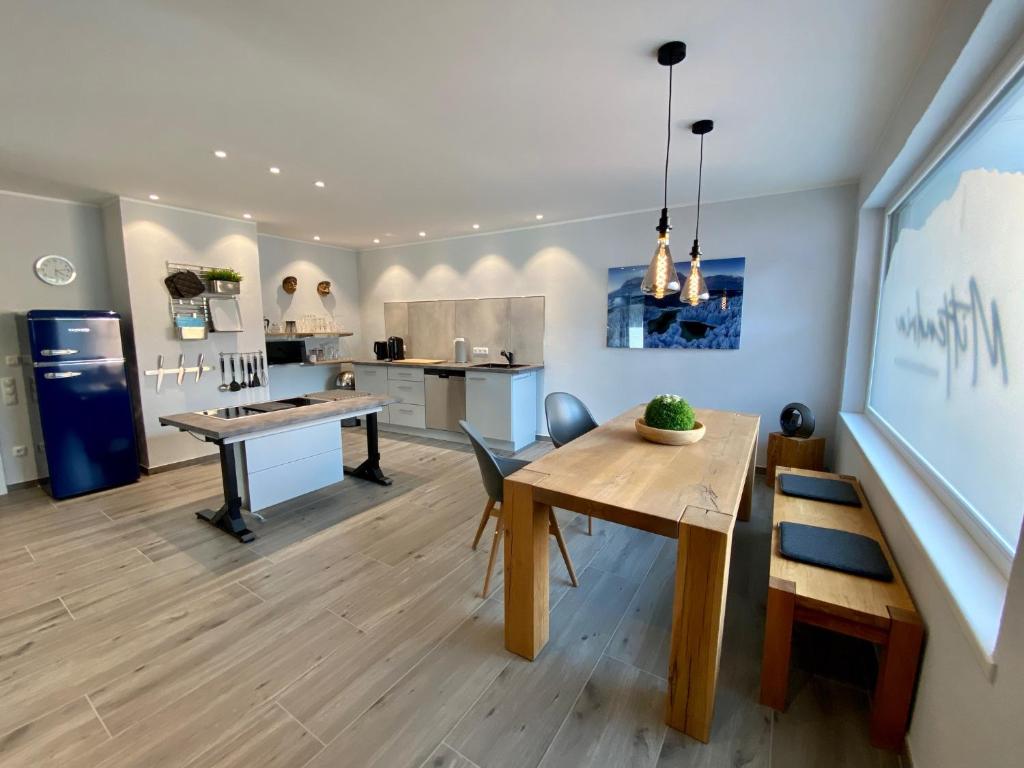 Il comprend une cuisine et une salle à manger avec une table en bois. dans l'établissement "Mittendrin" in Garmisch, à Garmisch-Partenkirchen