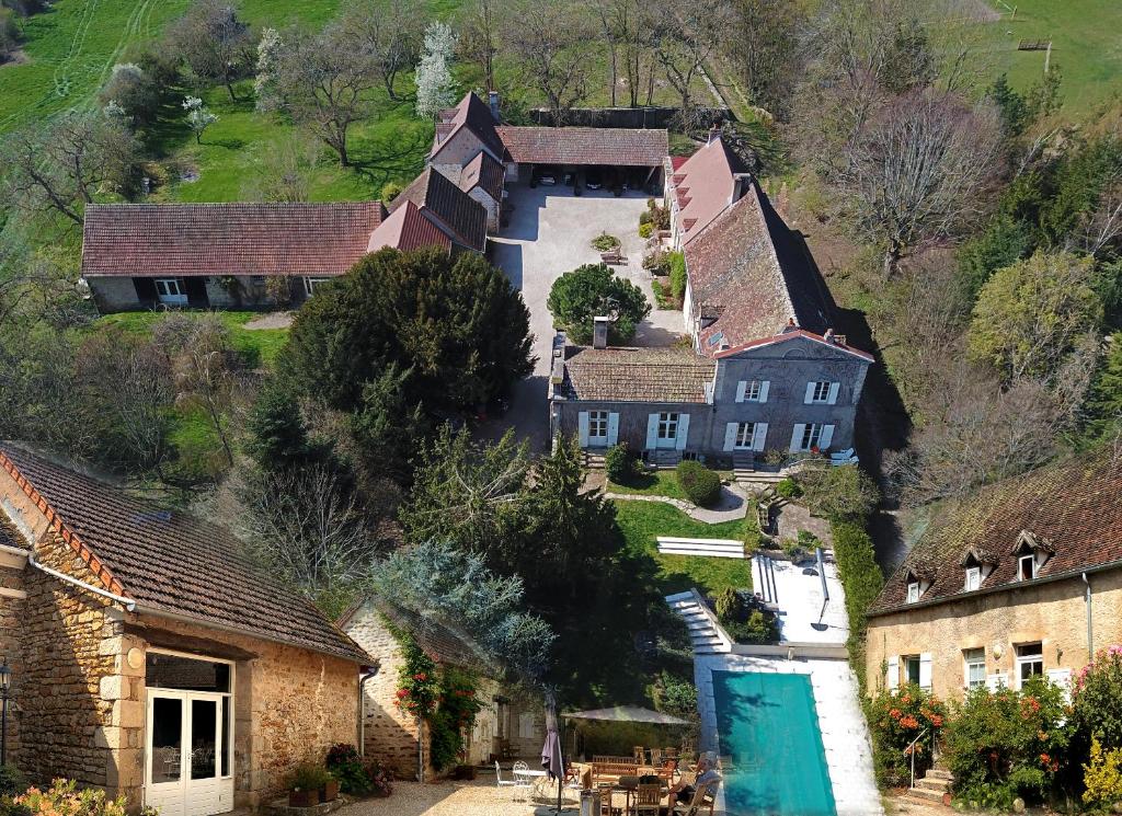 una casa sul fianco di una collina di Domaine Les Bertrands a Couches