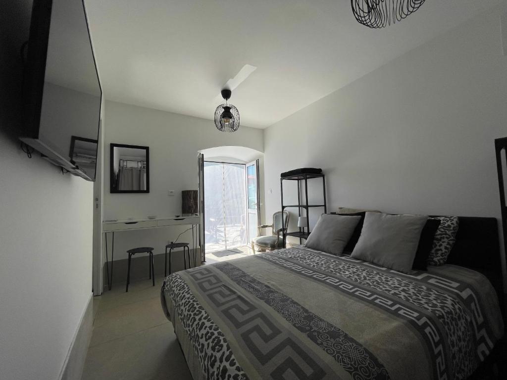 Postel nebo postele na pokoji v ubytování Appartement dans maison de village vue mer