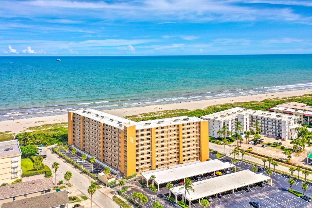 een luchtzicht op een hotel en het strand bij Cape Canaveral Condo with Direct Beach Access! in Cape Canaveral