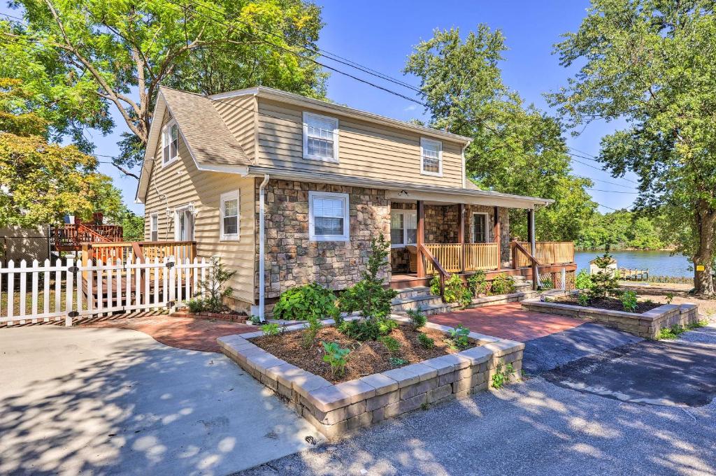 una casa con una recinzione bianca davanti di Sunny Glen Burnie Home - On-Site Water Access a Glen Burnie
