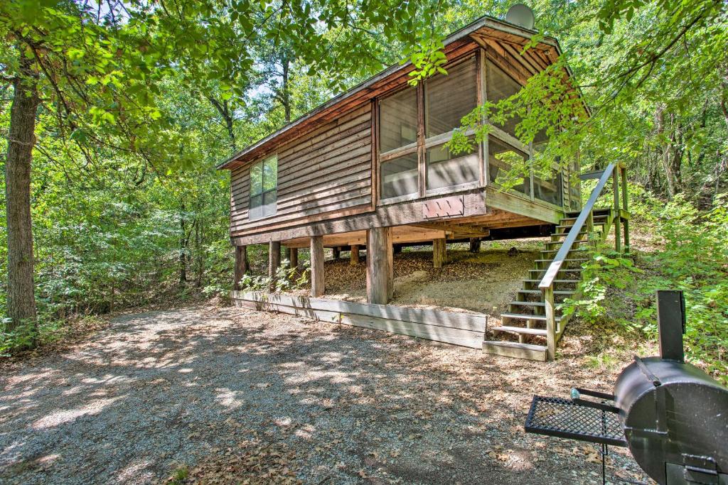ein Baumhaus im Wald mit einer Treppe in der Unterkunft Bright Davis Escape with Screened-In Porch! in Davis