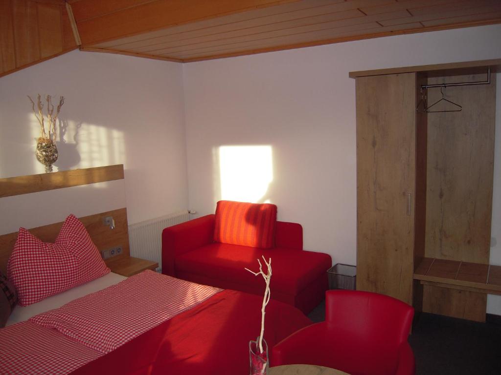 A bed or beds in a room at Pension Nocksteinblick