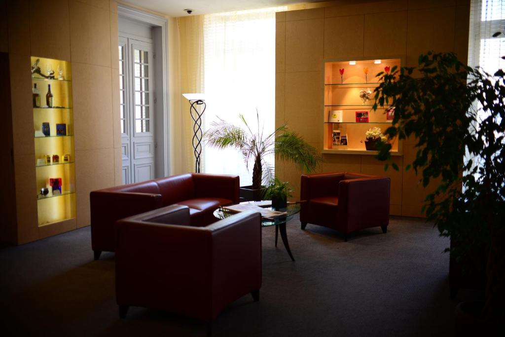 Posezení v ubytování Logis Grand Hôtel Des Bains