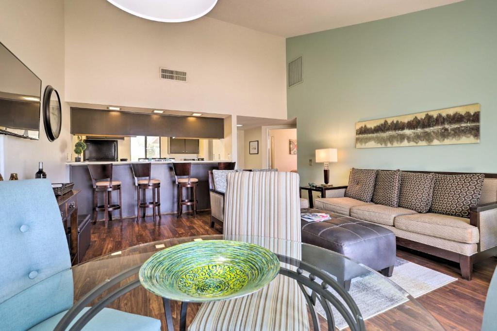 Posezení v ubytování Patio, Grill and Resort Perks Palm Desert Home