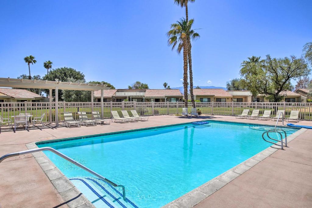 Bazén v ubytování Patio, Grill and Resort Perks Palm Desert Home nebo v jeho okolí