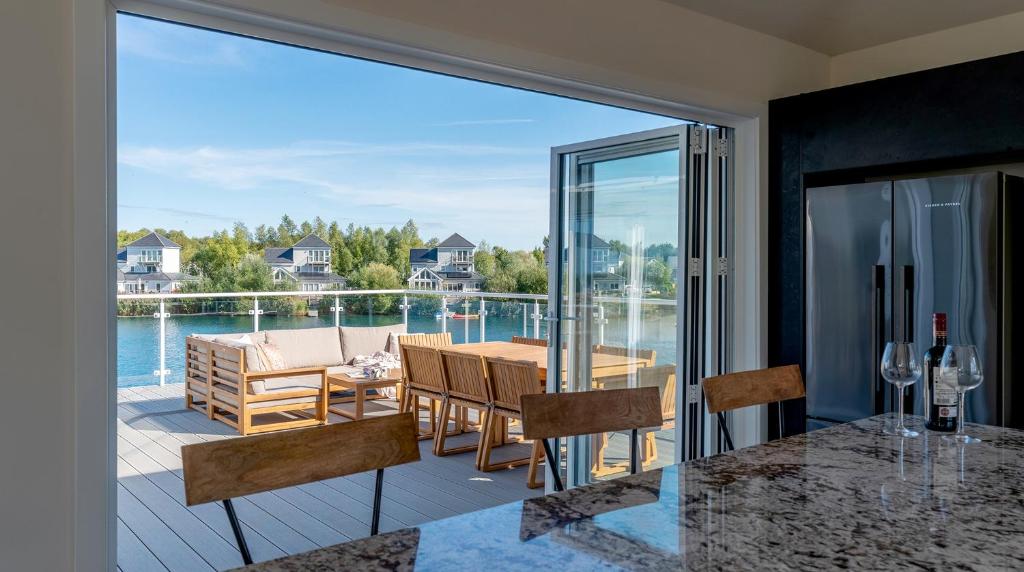 Πισίνα στο ή κοντά στο Gorgeous 4 bedroom Cotswolds home with lake view
