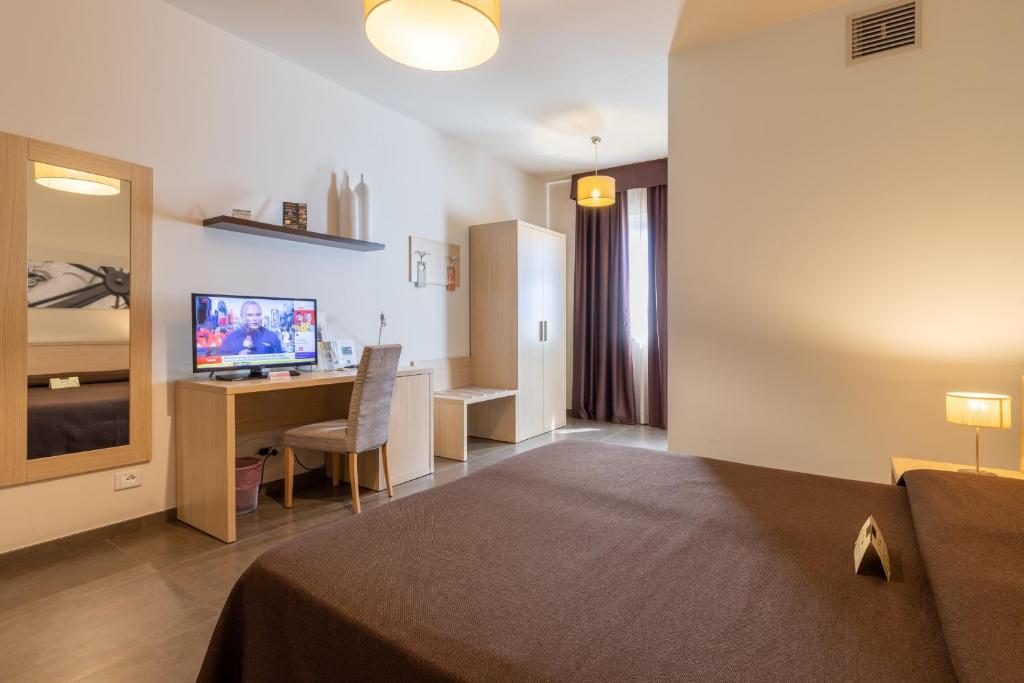 Televiisor ja/või meelelahutuskeskus majutusasutuses Hotel Torre Del Sud