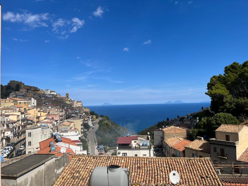 widok na miasto z oceanem w tle w obiekcie Calacta casa mia w mieście Caronia