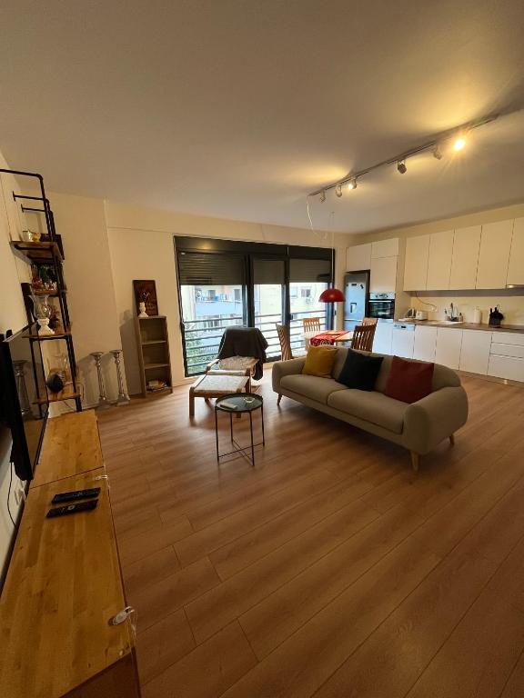 Comfy condo 6 minutes from downtown & Free Parking - Imazhi 1