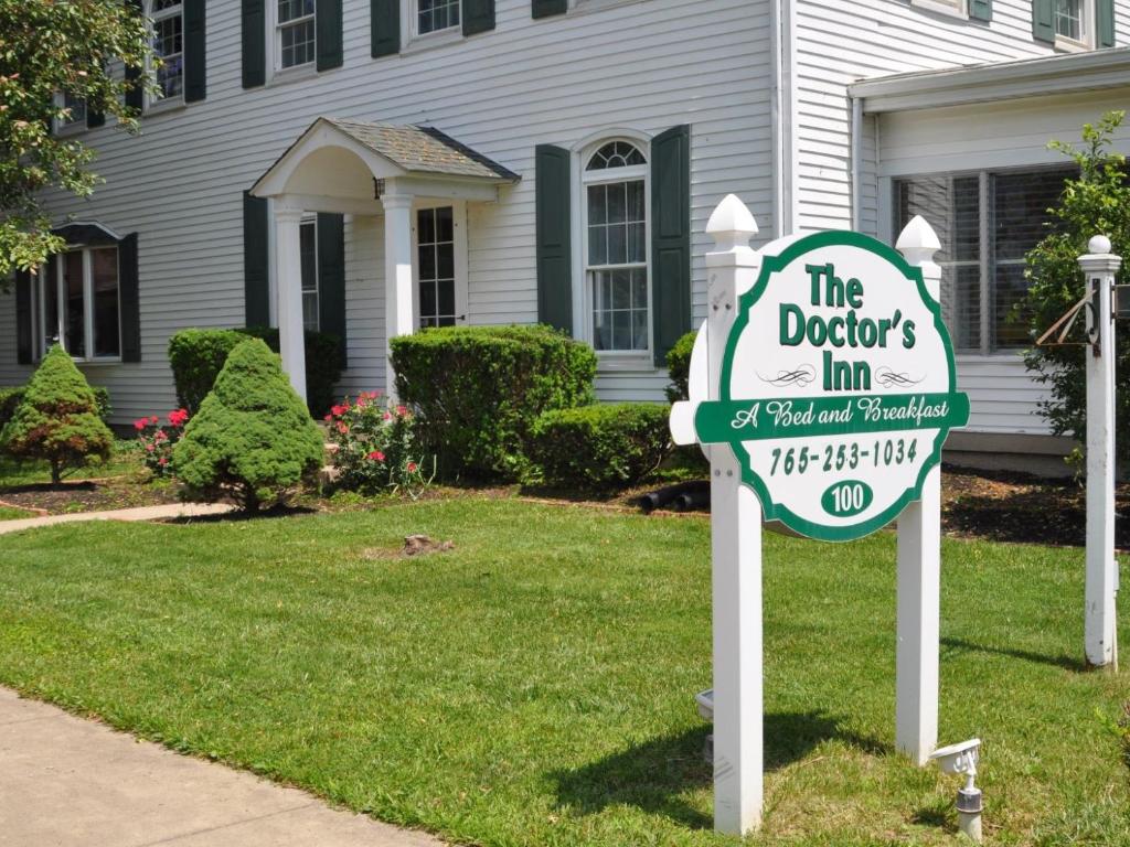 a sign in a yard in front of a house at The Doctor's Inn in Oxford