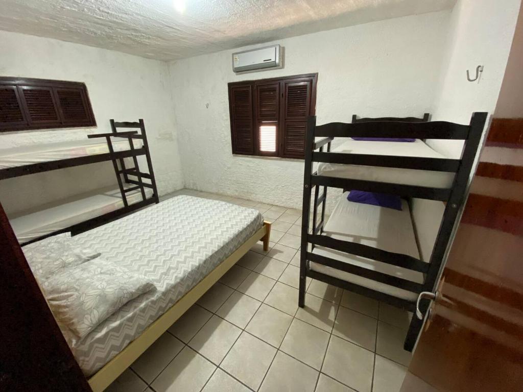 a room with two bunk beds and a window at Casa de Praia no Porto das Dunas in Aquiraz