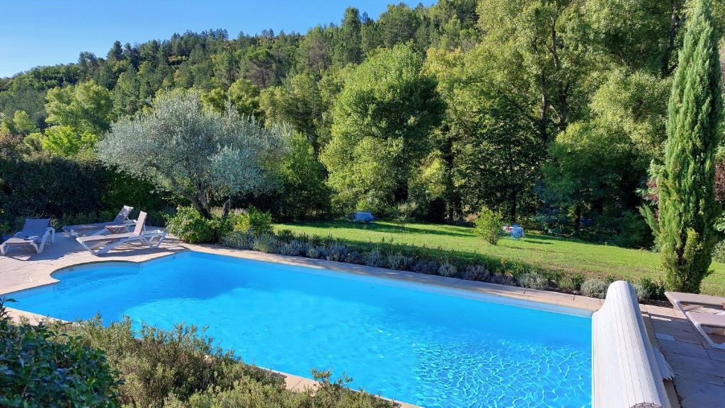 una piscina en medio de un jardín en Freundliches Haus mit Pool und großem Garten en Buis-les-Baronnies