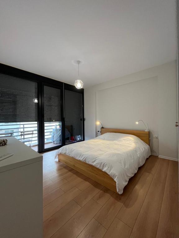 Comfy condo 6 minutes from downtown & Free Parking - Imazhi 2