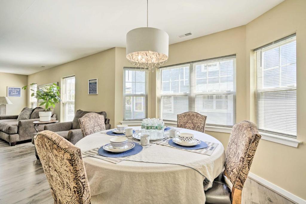 uma sala de jantar com mesa e cadeiras em Atlantic City Home - Close to Casinos and Beach em Atlantic City