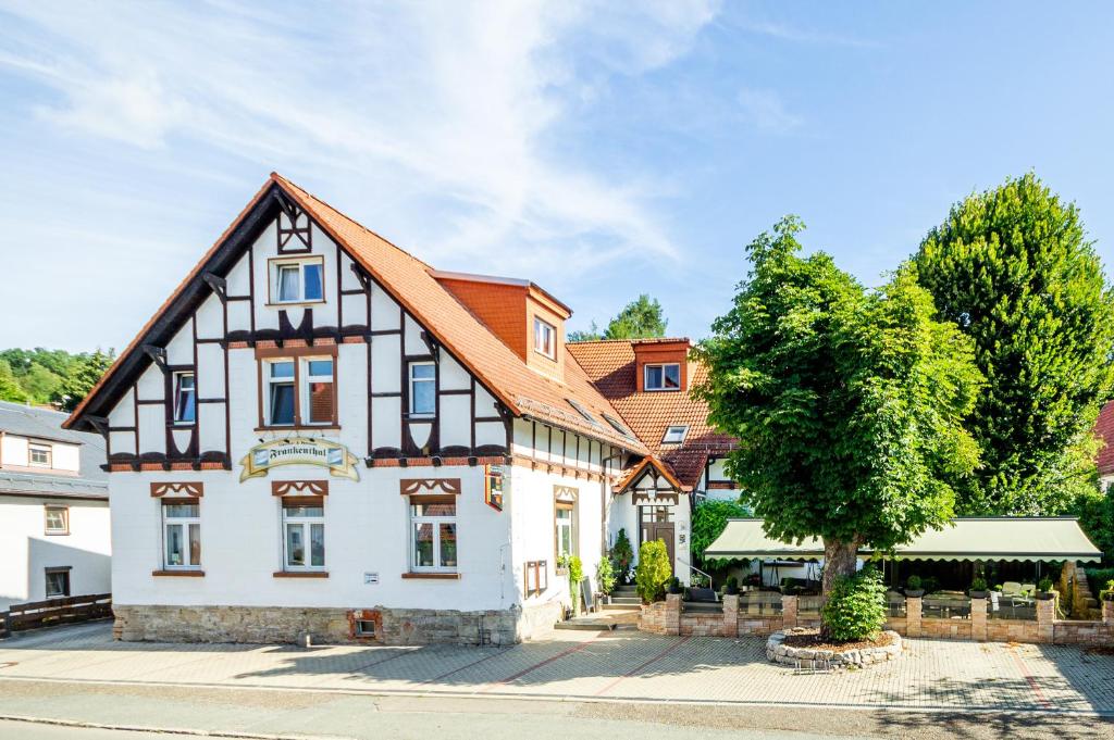 un gran edificio blanco con techo marrón en Gasthof und Pension Frankenthal - garni en Gera