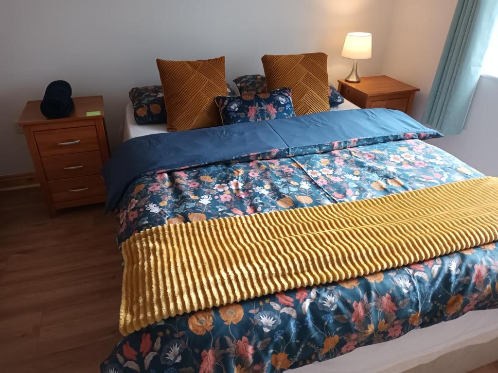 1 dormitorio con 1 cama con un edredón colorido en Happy guest en Dublín