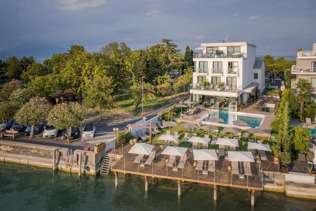 - une vue aérienne sur un complexe avec une piscine et un bâtiment dans l'établissement Hotel Vinci, à Sirmione