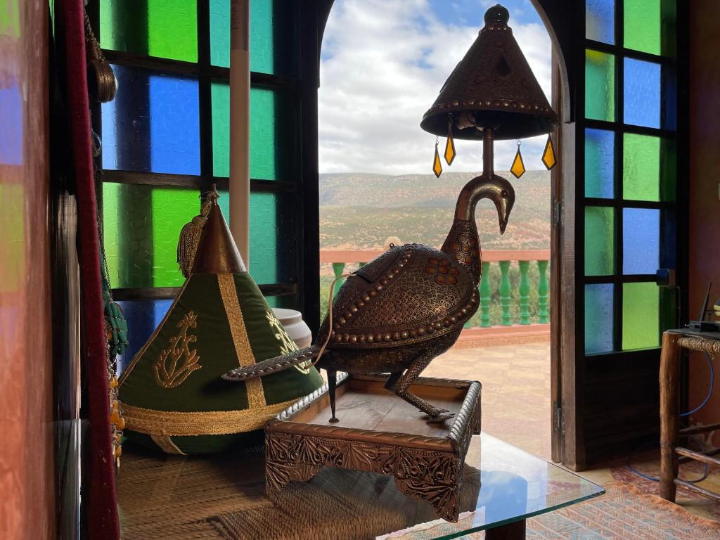 una estatua de un pájaro sobre una mesa frente a una ventana en Villa de l'atlas, 