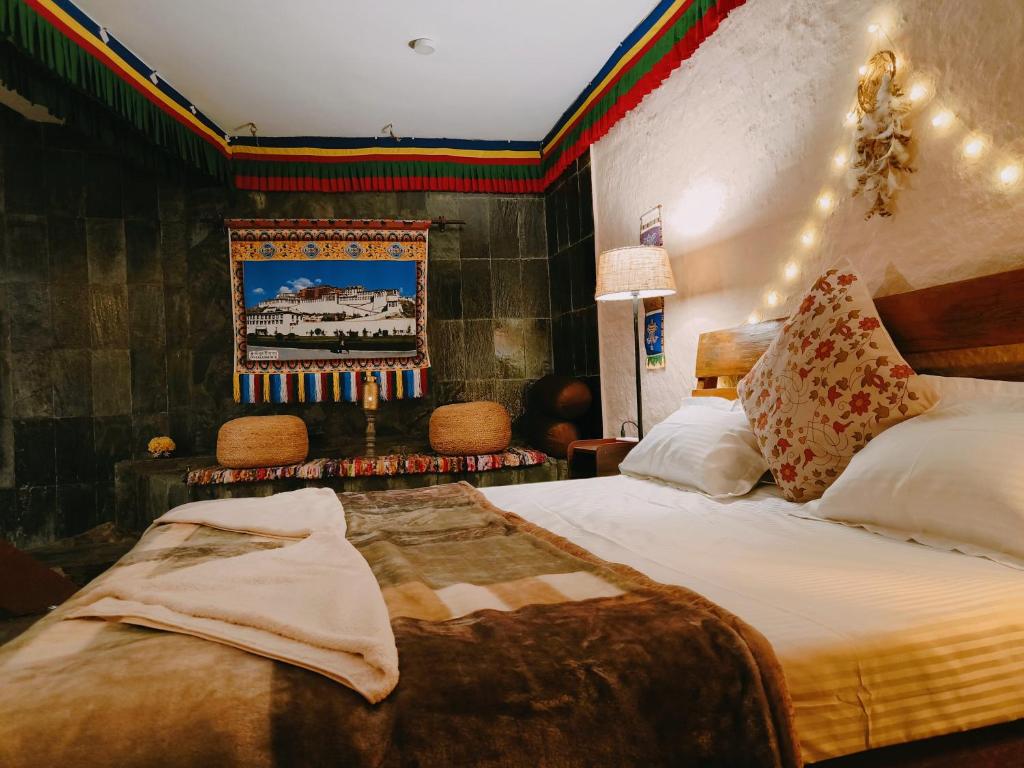 - une chambre avec un grand lit éclairé dans l'établissement Mud House Cottage & Sauna - McleodGanj, à Dharamshala