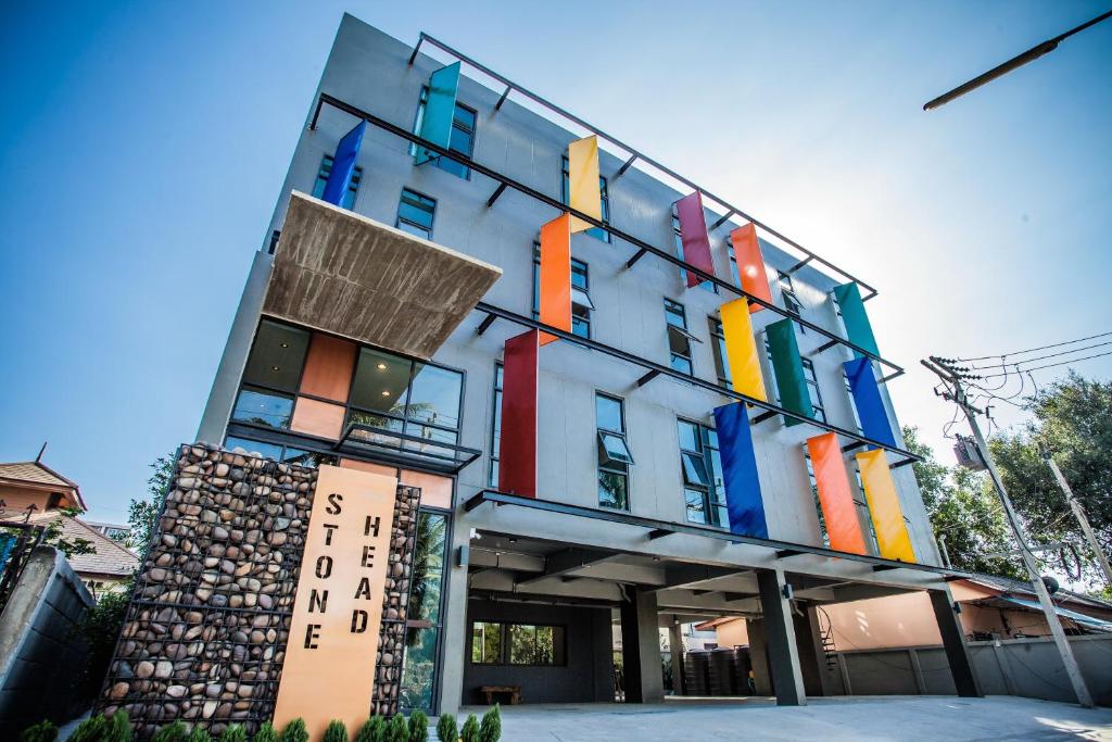 un edificio con ventanas coloridas en el lateral. en Stone Head Hua Hin, en Hua Hin