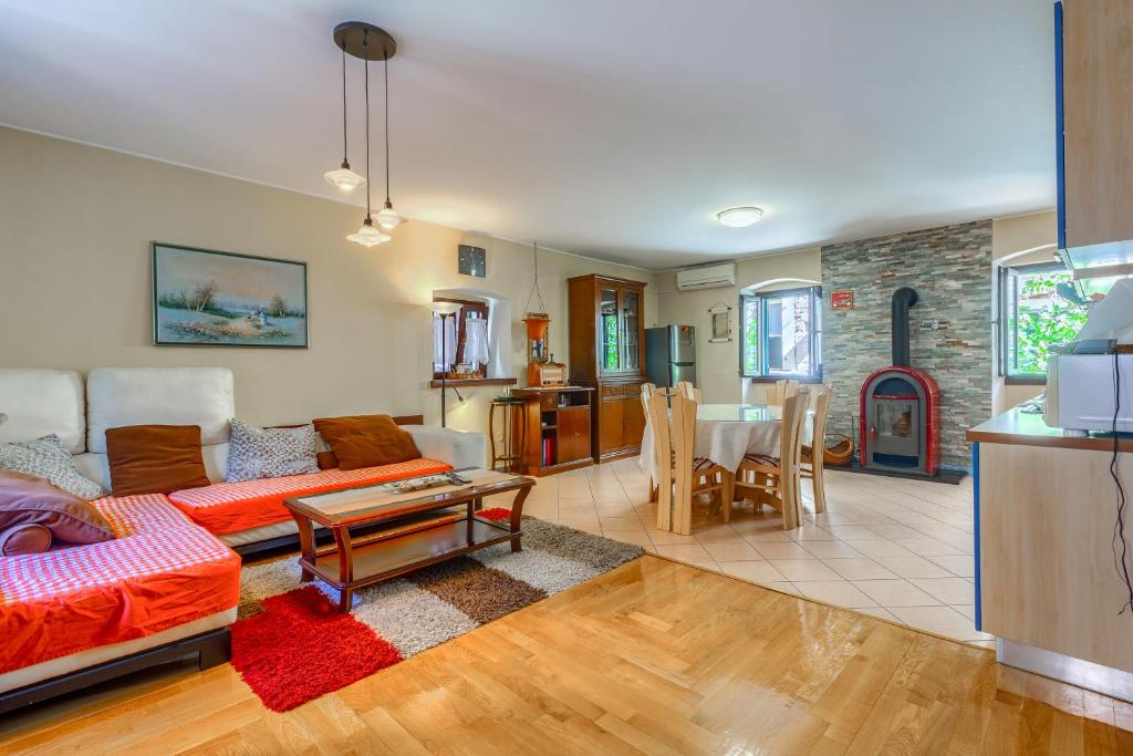 sala de estar con sofá y mesa en Old stone house St Lawrence in the heart of Sibenik's old town en Šibenik