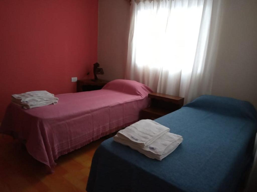 2 camas en una habitación de color rosa y azul en San Rafael Ciudad, en San Rafael