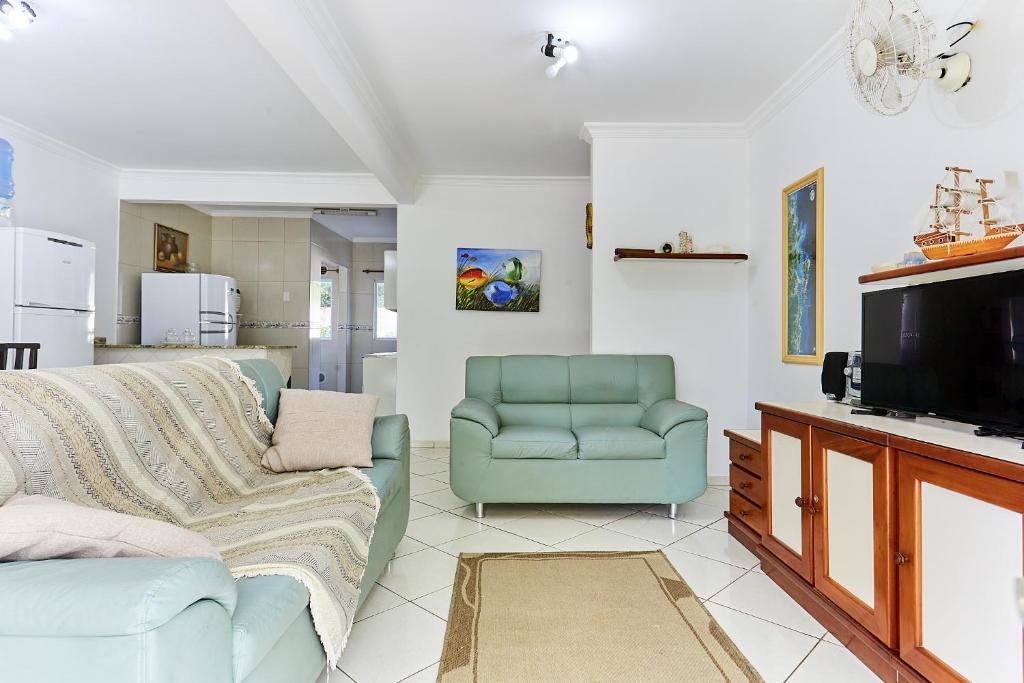 TV a/nebo společenská místnost v ubytování 819 Solar das Bromélias 350 M da Praia Bombinhas Centro