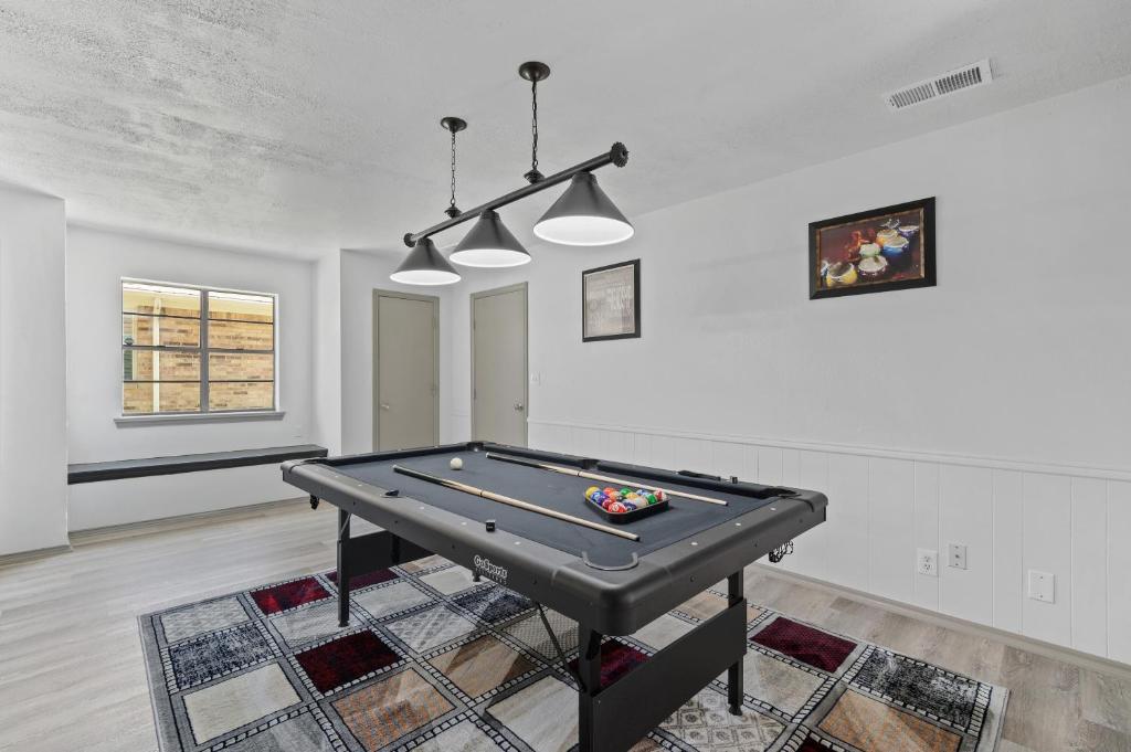 Modern 4 BR Gem near Frisco w Pool Table - Housity