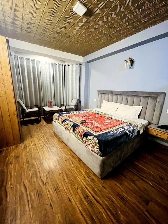Voodi või voodid majutusasutuse Hotel The Sliver land # Mountain view # River view # Near Volvo Bus Stand # Family Hotel # Open Terrace toas