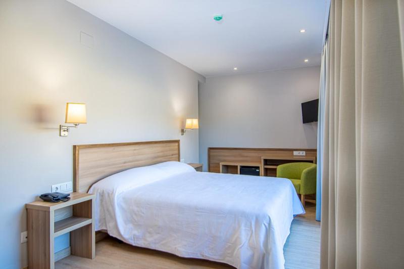 Posteľ alebo postele v izbe v ubytovaní HOTEL JAUME D'URGELL
