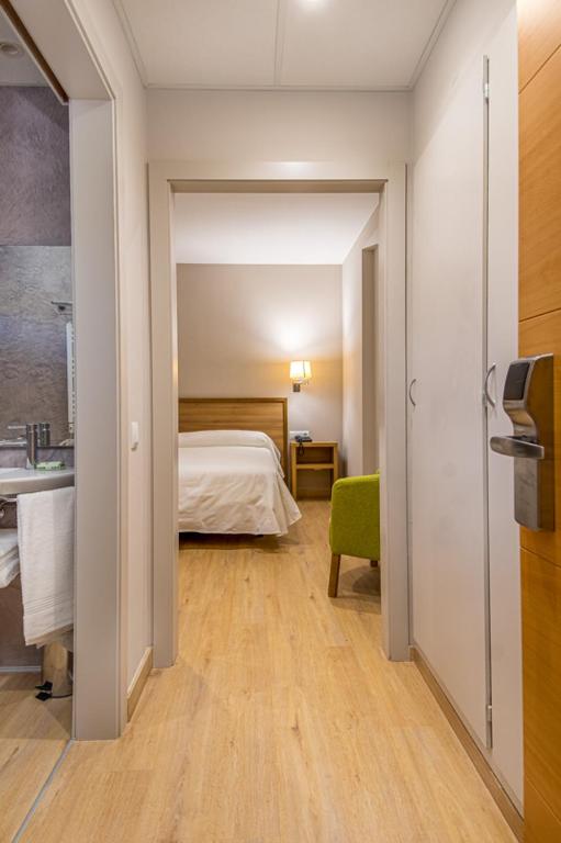 Posteľ alebo postele v izbe v ubytovaní HOTEL JAUME D'URGELL