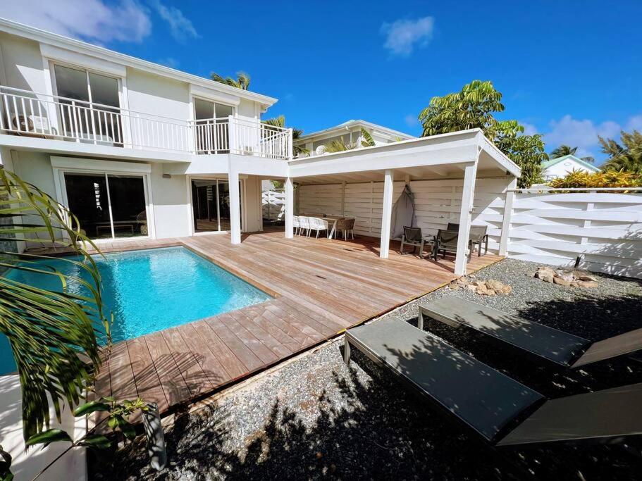 a house with a deck and a swimming pool at Villa Zami in Saint Martin