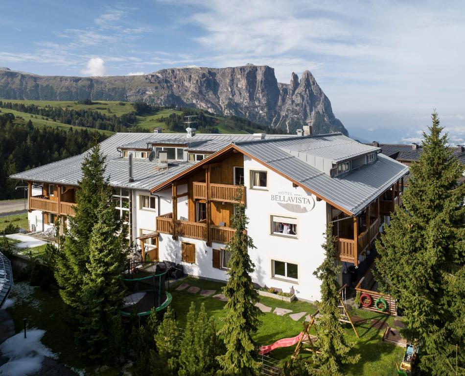 una imagen de una casa con una montaña en el fondo en Hotel Bellavista, en Alpe di Siusi