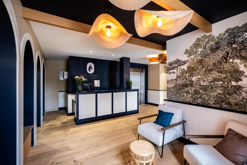 拉弗洛特的住宿－樂法蘭開斯酒店，客厅配有沙发和椅子